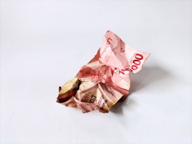 Buruşuk Endonezya 100,000 Rupiah banknotu beyaz bir yüzeye.
