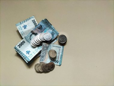 Endonezya Rupiah para birimi 2000 IDR banknotları ve bozuk para koleksiyonuyla gösterilir.