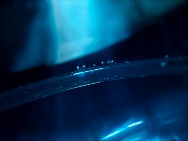 Birbirine bağlı mavi plastik boruların soyut yakın çekimi.