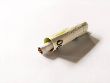 Silindirik sigaralar, Endonezya 'nın 1000 rupia banknotuyla paketlenir..