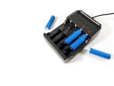 Mavi silindirik şarj edilebilir piller siyah bir şarj aletinin içine yerleştirilir..