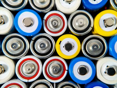 Sıra sıra AA piller sıkıca paketlenmiş, renkli üstler sergileniyor.