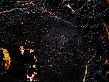 Soyut siyah arkaplan ve desenli. Düzensiz şekil ve kalıplara sahip parlak bir kaplama ile ağır desenli siyah bir yüzey..