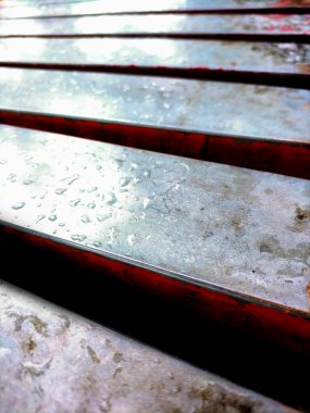 Paralel metalik levhaları olan metal bir bank yüzeyine yakın çekim.