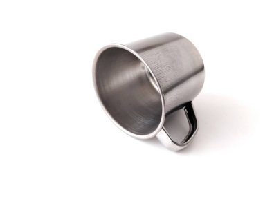 Boş gümüş metal bardak, parlak, fırçalı bir son, yan dinlenme.