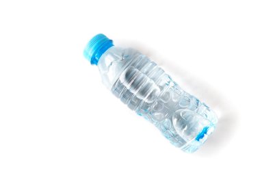 Temiz suyla dolu şeffaf plastik bir şişe, beyaz bir arka plan üzerine yerleştirilmiş..
