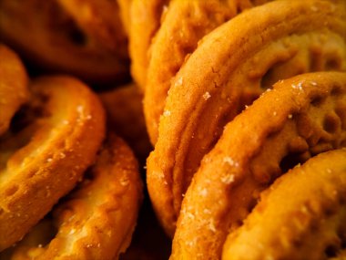 Yuvarlak bisküviler yan yana dizilmiş..