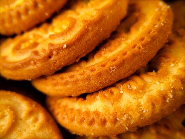 Yuvarlak bisküviler yan yana dizilmiş..