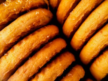 Yuvarlak bisküviler yan yana dizilmiş..