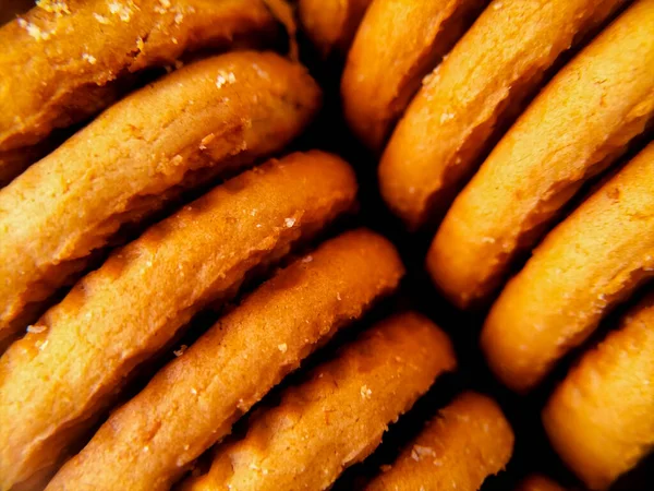 Yuvarlak bisküviler yan yana dizilmiş..