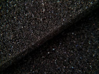 Kaba, gözenekli desenli siyah köpük malzemesi yakın plan..
