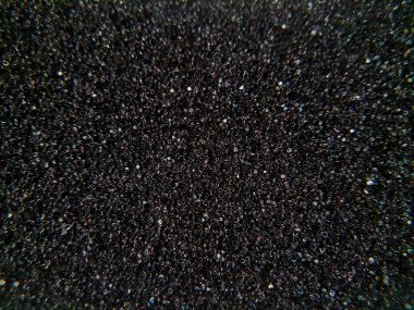 Kaba, gözenekli desenli siyah köpük malzemesi yakın plan..
