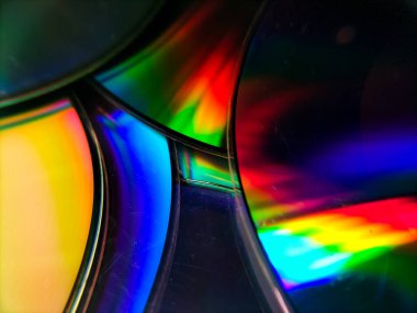 Işık kırılması nedeniyle renk spektrumunu gösteren birkaç küçük diskin yakın plan görüntüsü.