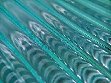 Dalgalı, dokulu desenli şeffaf cam..