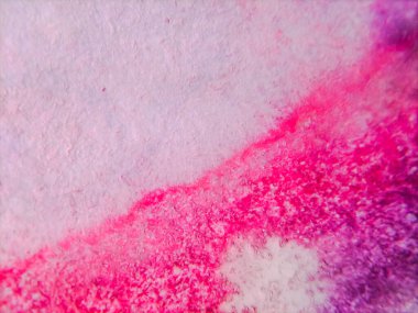 Soyut suluboya sanat eserleri pembe ve mor renklerin dokulu bir karışımını içerir..