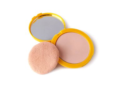 Bej pelüş aplikatör pedi ile yüz pudrası içeren yuvarlak kompakt çanta.