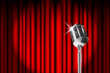 Retro Mikrofon ve Spotlight 'lı Kırmızı Perde. Karaoke partisi gecesi açık mikrofon gösterisi sahnesi boş, spot ışıklarıyla.