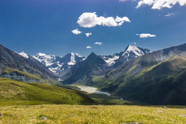 Beluha and Akkem lake — Stock Photo, Image