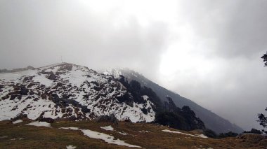 McLeod Ganj, Himachal Pradesh, Hindistan yakınlarındaki Triund Trek 'te Karlı Dağ Sırtı