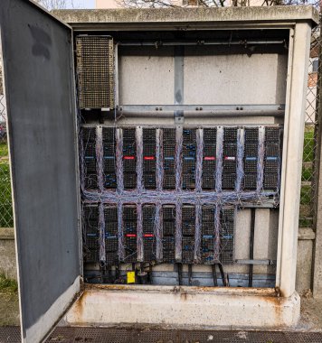 Karmaşık kablolar, bakır kablolar ve terminal blokları ile dış sanayi telekomünikasyon dağıtım kabini