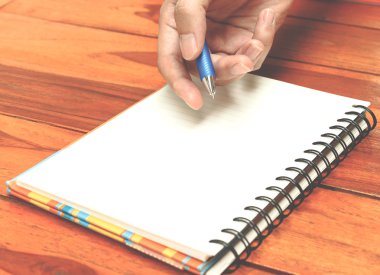 elini tutmak üstünde belgili tanımlık defter yazma kalemi