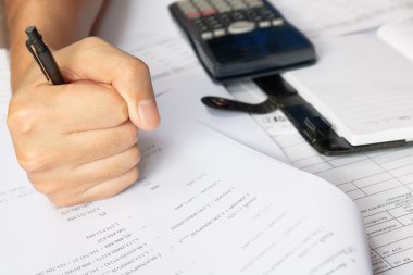 tasarruf, finans, ekonomi ve ev konsepti - hesap makinesi ile adam yakın evde kriz, yumuşak odak notlar yapma sayma.