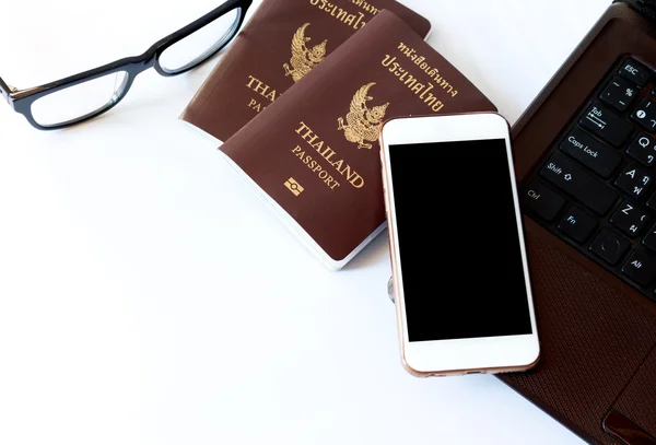 Костюмы для путешествий. Паспорта, подготовка к путешествиям, смартфон, очки и ноутбук для отпуска, мягкий фокус . — стоковое фото
