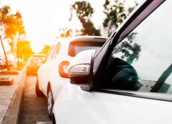 Carro branco no estacionamento com pôr do sol . — Fotografia de Stock