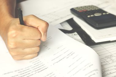 İnsan iç muhasebe evrak faturaları ve faturaları endişeli ve evde veya ofiste stresli, yumuşak odak yapma stres acı yardım isteyen.
