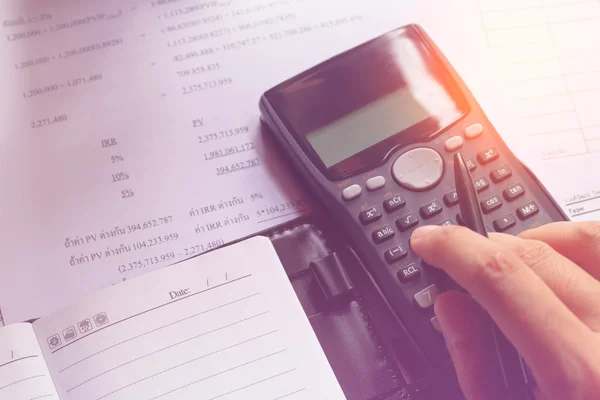 Ahorro, finanzas, economía y concepto de oficina, hombre de negocios utilizando una calculadora para calcular los números, tono vintage, enfoque suave — Foto de Stock