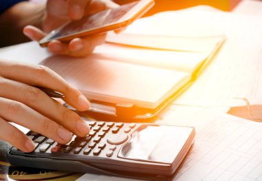 tasarruf, finans, ekonomi ve ev konsepti - hesap makinesi ile adam yakın notlar yapma ve telefon tutma, ofis veya evde veri arama için cep telefonu kullanmak, yumuşak odak.