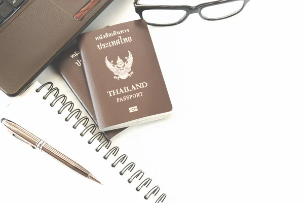 Trajes de accesorios de viaje. Pasaportes Tailandia, Preparación para viajar, Lapicera en la parte superior, gafas y computadora portátil o computadora portátil para vacaciones, enfoque suave . — Foto de Stock