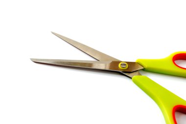 Makas, elle çalışan kesme aletleridir. Makas çeşitli ince malzemelerin kesilmesinde kullanılır. Nesne beyaz arka plan, yumuşak odak.