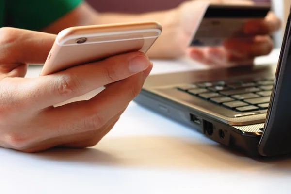 Online-Zahlung, Mann mit Laptop und Kreditkarte bezahlen, Hände halten Smartphone mit Kreditkarte für Online-Shopping — Stockfoto