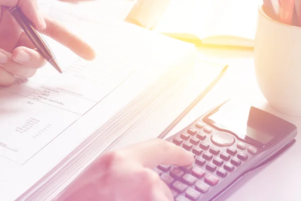 Analyse von Finanzdaten. Nahaufnahme von der Hand eines Geschäftsmannes, der im Büro oder zu Hause am Taschenrechner zählt. Weicher Fokus — Stockfoto