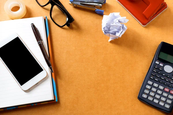 Escritório de fundo com calculadora, óculos no bloco de notas e material de escritório, gadgets, Vista de cima com espaço de cópia. foco suave . — Fotografia de Stock