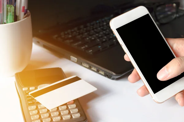 Online-Zahlung, die Hände des Mannes mit dem Smartphone für Online-Einkäufe auf dem Schreibtisch im Büro oder zu Hause — Stockfoto