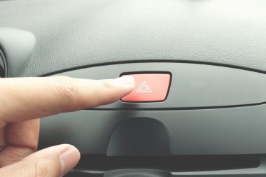 Araba acil durum düğmesine basarak parmak