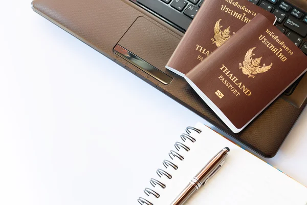 Костюмы для путешествий. Таиланд паспорта, подготовка к путешествиям, Ручка ноутбука на верху и ноутбук или компьютер для отпуска, мягкий фокус . — стоковое фото