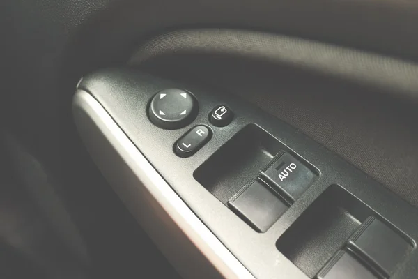문의 자동차 인테리어 세부 사항 윈도우 컨트롤 및 조정 처리합니다. 자동차 창 컨트롤 — 스톡 사진