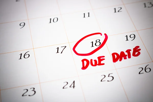 Son Tarih günü, 18, Kırmızı beyaz bir takvim üzerinde işaret daire işareti, projenizi teslim edilmesi gereken tarih veya bebeğinizi teslim etmeyi beklediğiniz tarih, 18 numaraya seçici odak bir hatırlatma olarak