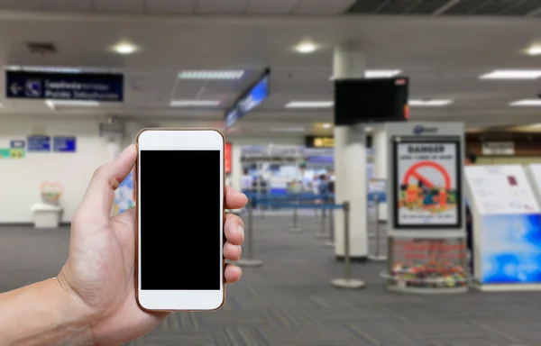 Humano segurando tela em branco de telefone inteligente e espera partidas tempo fundo desfoque . — Fotografia de Stock