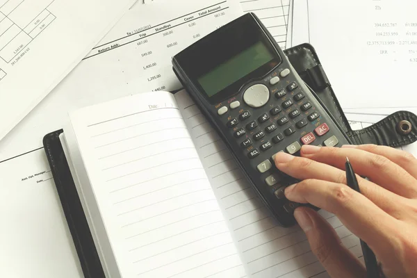 Ahorro, finanzas, economía y concepto de hogar - primer plano del hombre con la calculadora contando anotaciones en casa, enfoque suave . — Foto de Stock