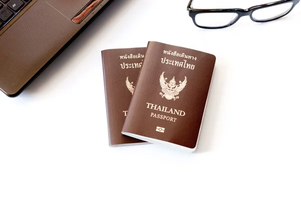 Костюмы для путешествий. Паспорта, подготовка к путешествиям, очки и ноутбук для отпуска, мягкий фокус . — стоковое фото