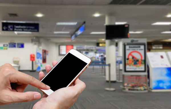 Pantalla en blanco de espera humana del teléfono inteligente y salidas de espera desenfoque de fondo de tiempo . — Foto de Stock