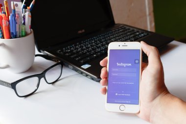 : Lamphun, Thailand - Ağustos 21,2016: bir adam Instagram uygulama ile Apple iphone 6 ekranda tutar. App en büyük ve en popüler fotoğraf sosyal ağ olduğunu.