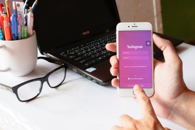: Lamphun, Thailand - Ağustos 21,2016: bir adam Instagram uygulama ile Apple iphone 6 ekranda tutar. App en büyük ve en popüler fotoğraf sosyal ağ olduğunu.