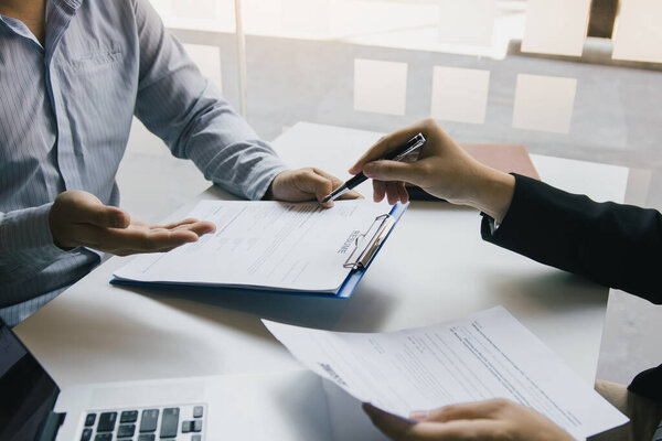 Интервьюер советует сотруднику подать заявление на работу вернуться, чтобы улучшить резюме.