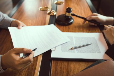 Müvekkil, savcılıktaki avukata yasaları açıklamak için belgeleri getiriyor..