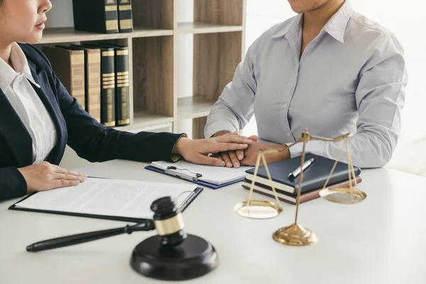 Advogado Está Aconselhando Cliente Seu Conselho Não Vai Escapar Processo — Fotografia de Stock